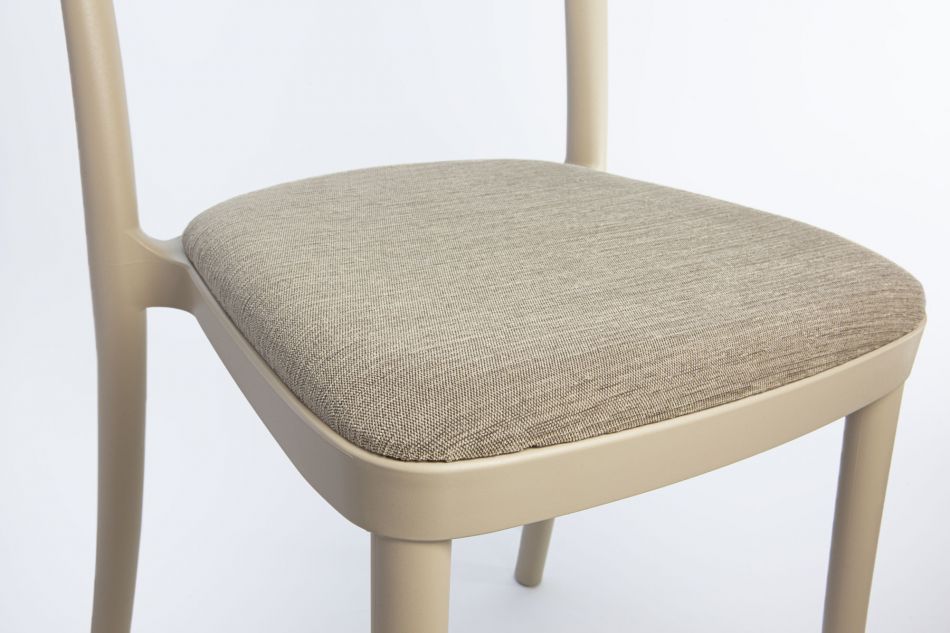 Saretina è una sedia imbottita dalla struttura in polipropilene, con  cuscino in velluto di ciniglia abbinato tono su tono.